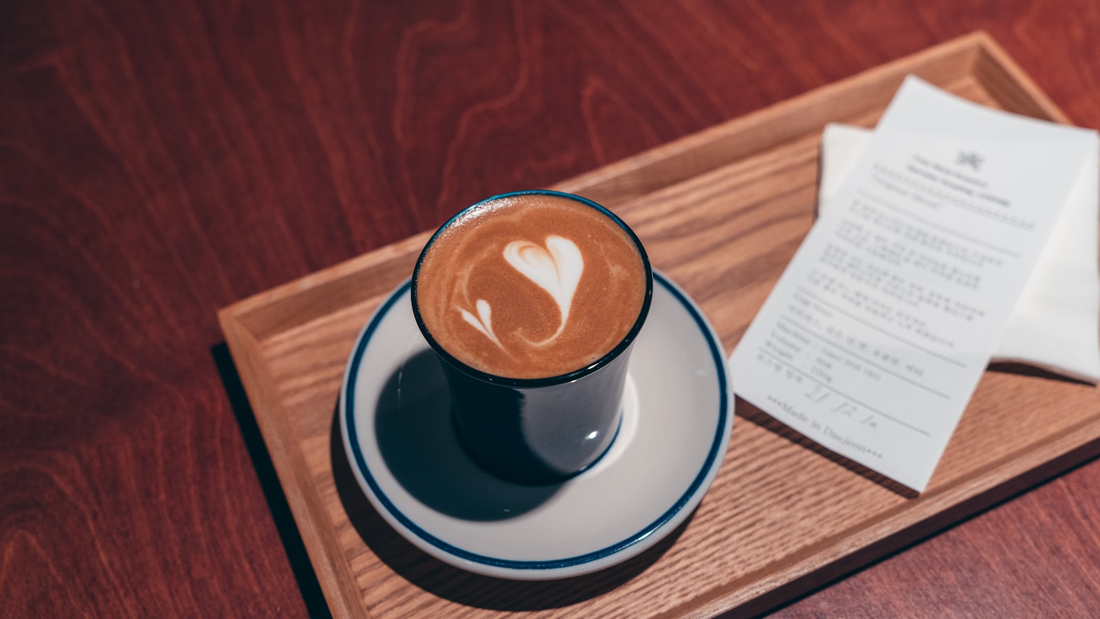 Tasse de café avec latte art sur un plateau