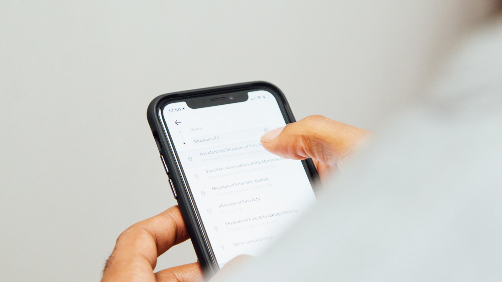 Personne consultant une notification sur son téléphone
