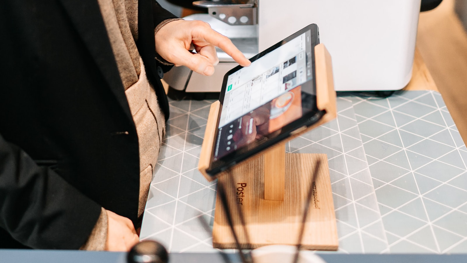 Commerçant gérant sa caisse sur tablette